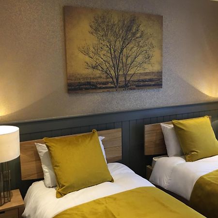The Tower Arms Hotel Айвър Екстериор снимка