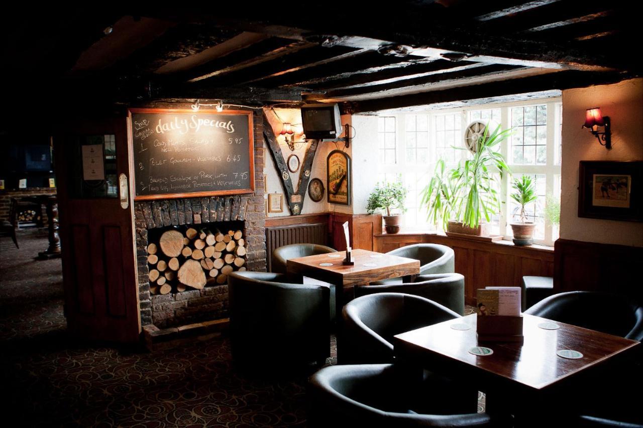 The Tower Arms Hotel Айвър Екстериор снимка