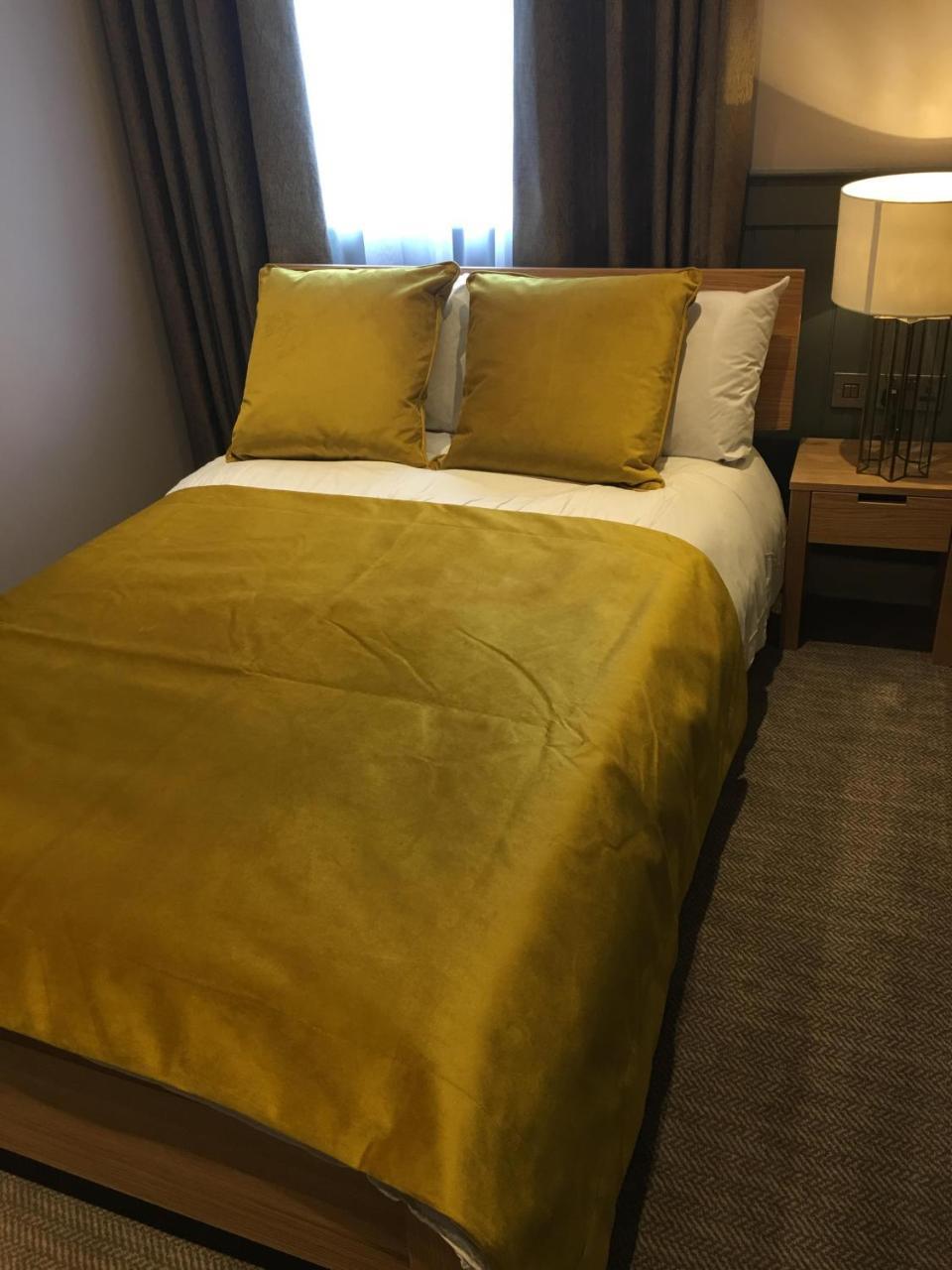 The Tower Arms Hotel Айвър Екстериор снимка