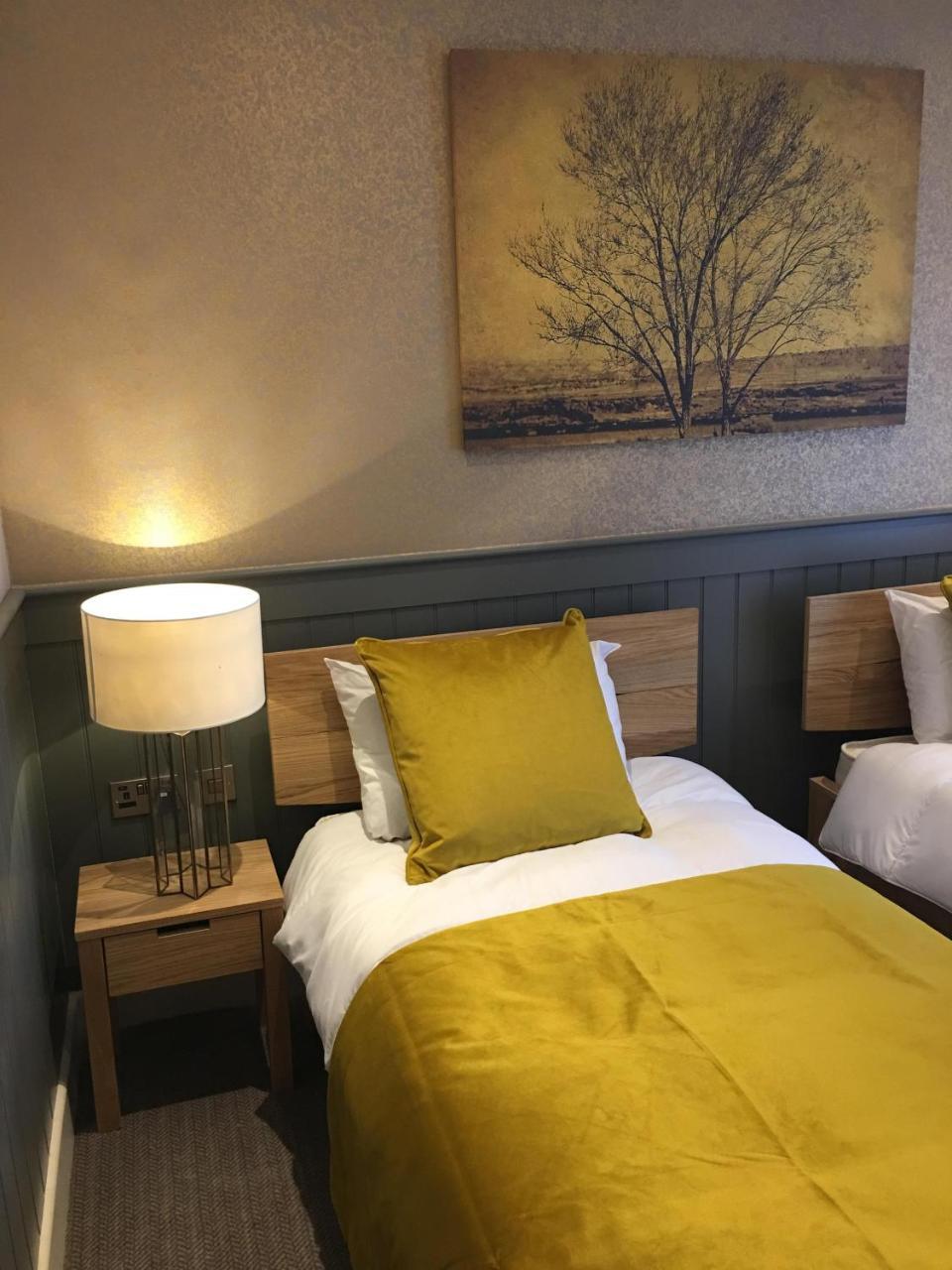 The Tower Arms Hotel Айвър Екстериор снимка