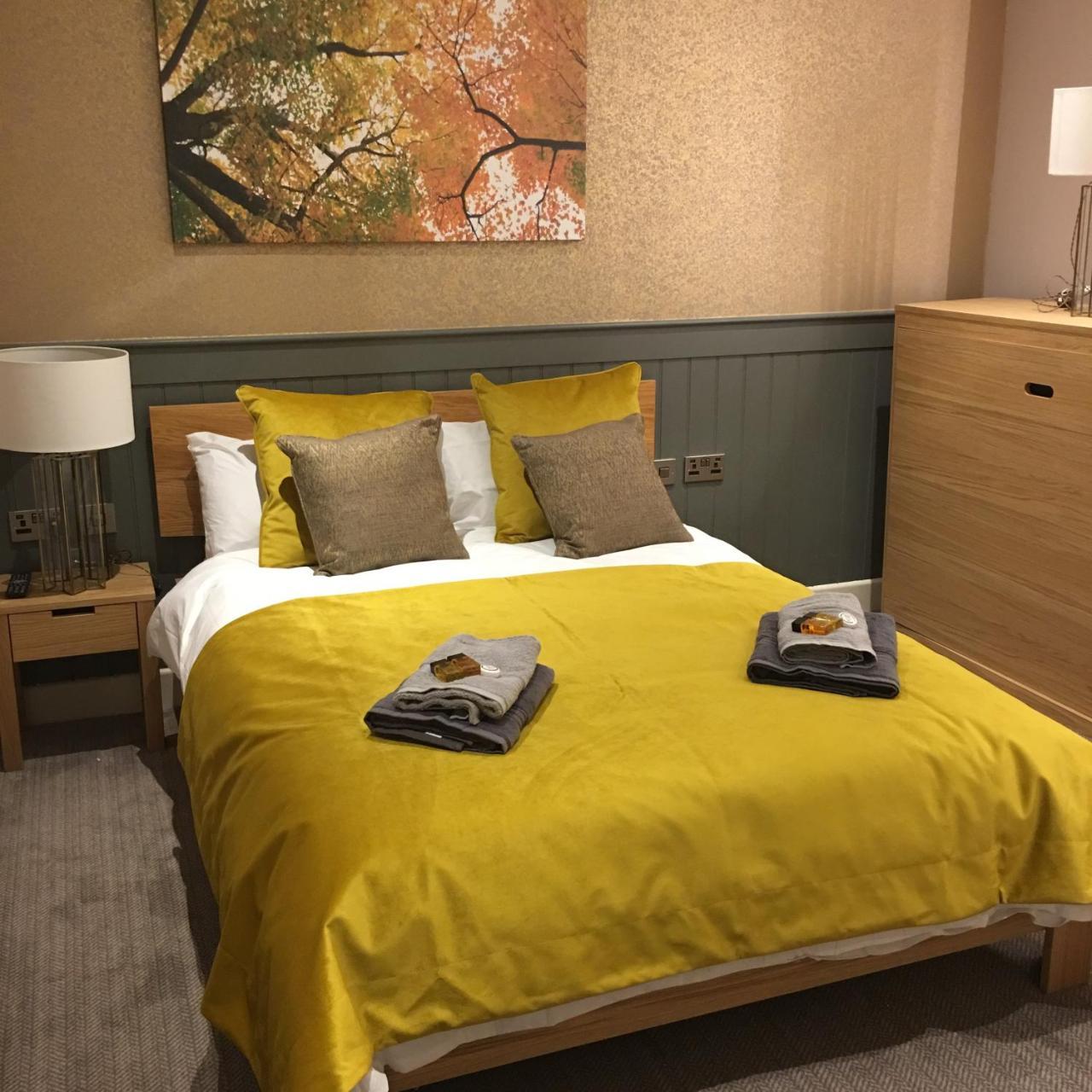 The Tower Arms Hotel Айвър Екстериор снимка