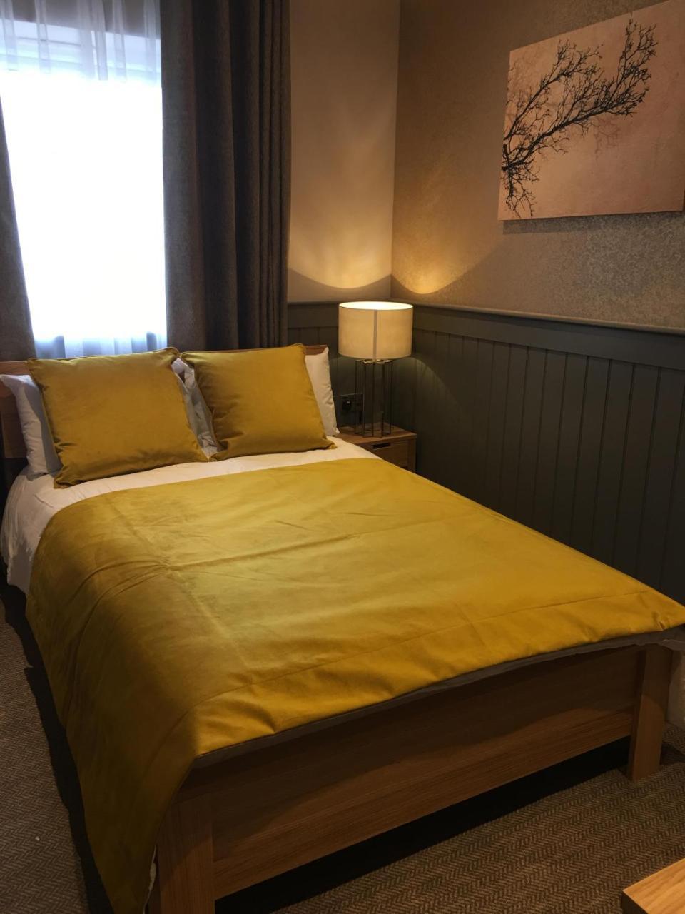 The Tower Arms Hotel Айвър Екстериор снимка