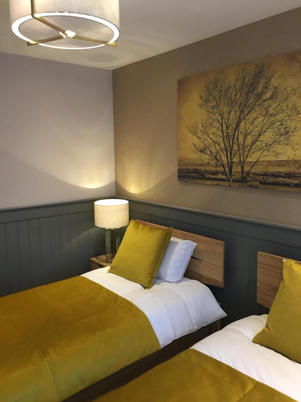 The Tower Arms Hotel Айвър Екстериор снимка