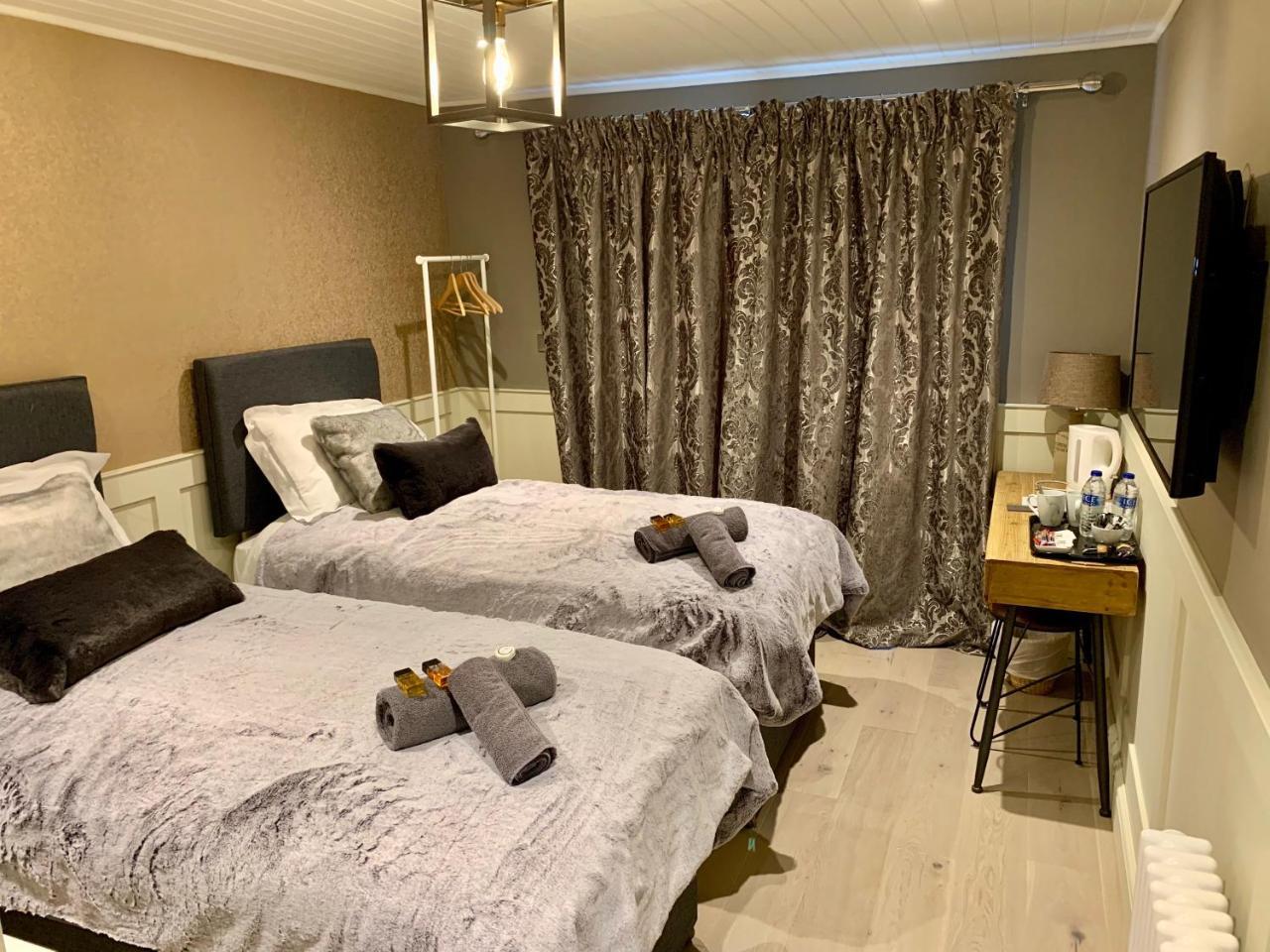 The Tower Arms Hotel Айвър Екстериор снимка