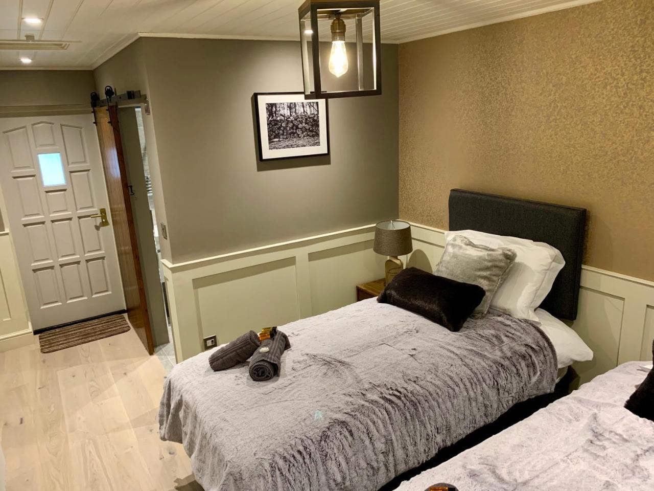 The Tower Arms Hotel Айвър Екстериор снимка