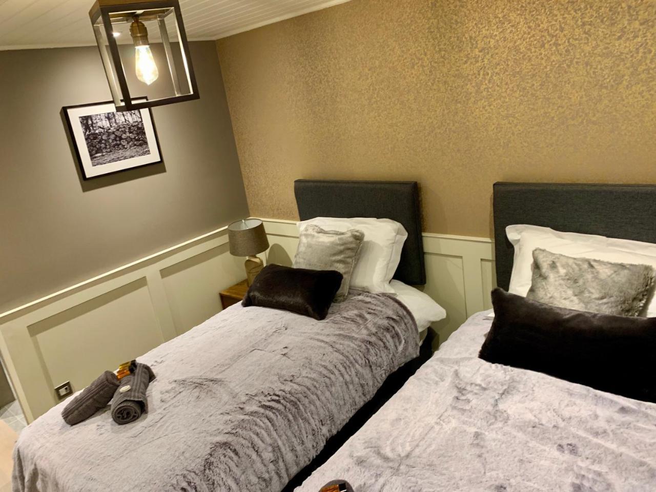 The Tower Arms Hotel Айвър Екстериор снимка